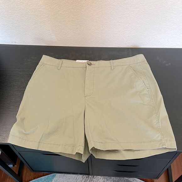 Women's croft & barrow Flat Front Midrise Shorts - Size 16 - Khaki Green - Picture 1 of 6